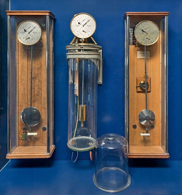 270 BERNHARD HUBER HÖCHSTADT Fig. 12: Time-keeping system in the Deutsches Museum with master clock no. 98 in the glass tank and two slave clocks (Photo: Jürgen Ermert.