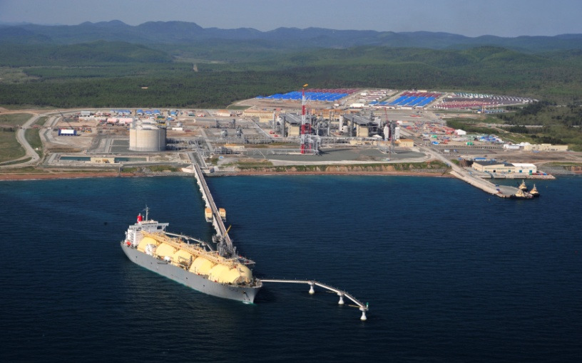 SHELL TECHNOLOGY AND LNG LEADERSHIP Onshore LNG Floating LNG LNG CARGO Sakhalin II - Russia Prelude - Australia 50+ years of LNG development and operating experience in remote locations Designing for