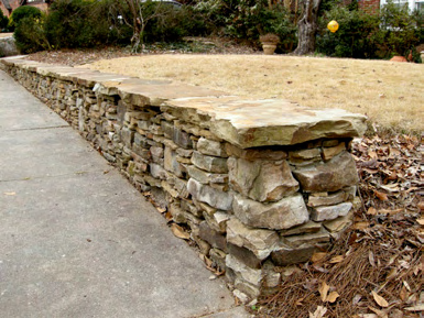 If the majority of houses in an area do not have retaining walls, new ones should not be added. Similarly, if most houses have retaining walls, they should be considered for new construction.