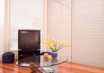 A privacy vane fabric strip is woven in between two layers of sheer fabric to combine the light control of a venetian blind with the simple operation of a roller blind.