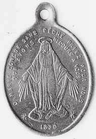 Rever: Marijin monogram Material: tolčen bron Inv. št.: 3254 342 Svetinjica Brezmadežne in sv.