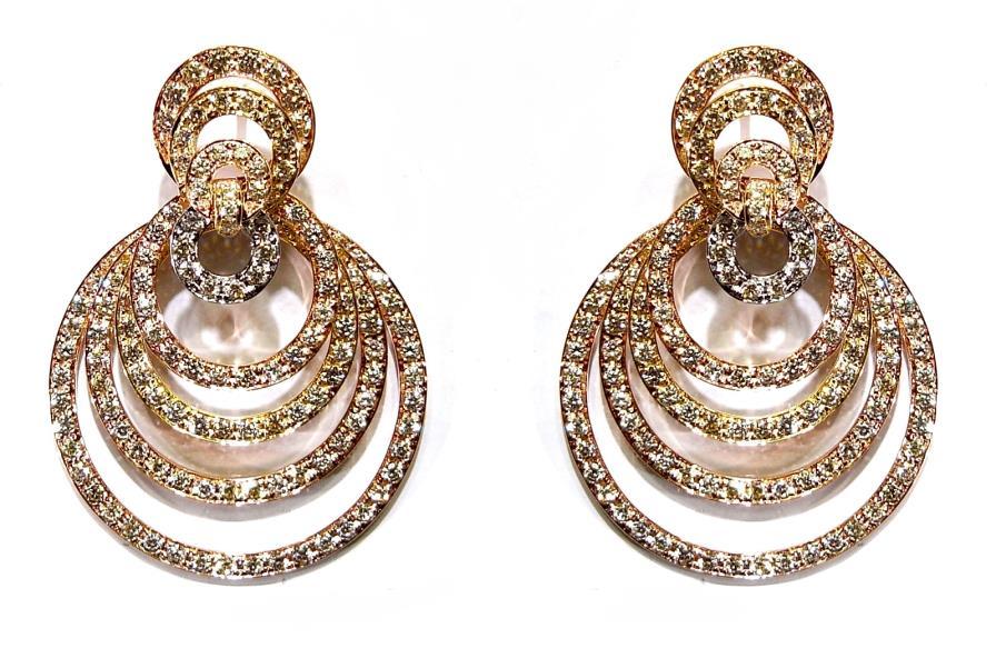 Stylish pair of earrings 17 One very stylish pair of earrings in 18 karat rose and white gold, weighing 15.