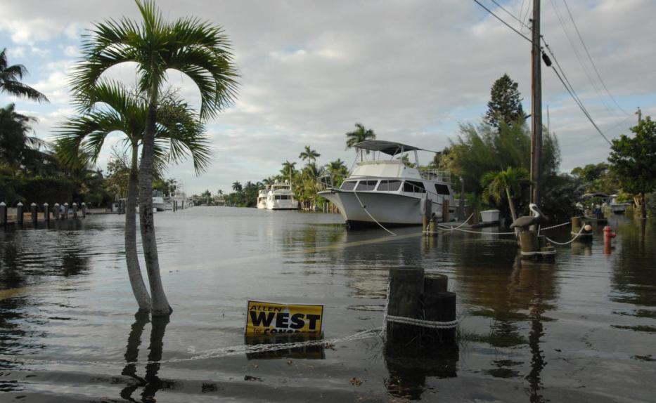 CHAPTER 2: PLANNING PROCESS Photos (above): Images depicting normal and astronomical high tides in South Florida.