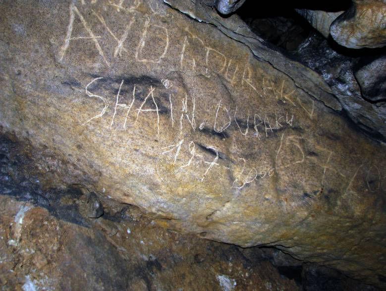 Географски разгледи (43) 53-66 (2009) Скопје 61 Загрозеност на пештерата Пештерата Дона Дука е загрозена од несовесни посетители што се манифестира преку бројни исцртани графити (сл.