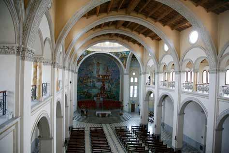 All the various specializations of the Familia de Artesanos participate in the construction of this cathedral.