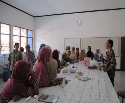 4. Explanation and training the method of processing growol/oyek into artificial rice.