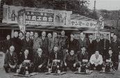 CHAPTER 3 n A Life Dedicated to Spreading the Diesel 1945-1963 A technical seminar A Yanmar association in Yamaguchi Prefecure (1952) The Tokyo Office showing the name Yanmar Diesel Committing all