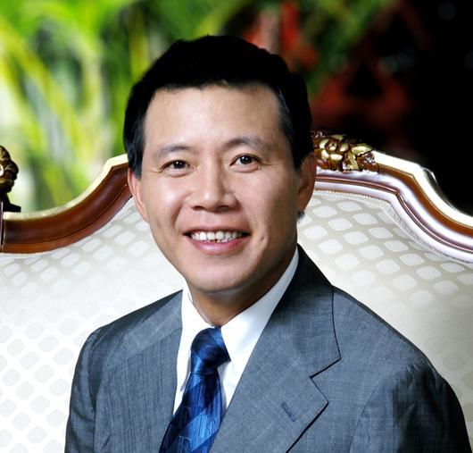 Wang Junhao 王均豪 President, JuneYao Group Wang Junhao is the co-founder, Vice Chairman and President of JuneYao Group.