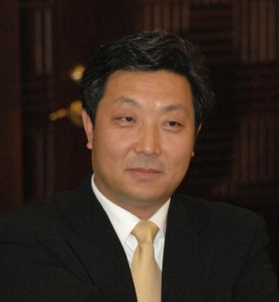 Miao Hongbing 苗鸿冰 Chairman, White-collar Fashion Co., Ltd. Mr. Miao Hongbing founded White Collar in 1994, with the aim of promoting cultural transmission and fashion innovation.
