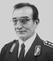 ПЕТРОВСКИ ПАНДЕ генерал PETROVSKI PANDE general Петровски, Панде (1943 2006), генерал, командант на првите маке донски одбранбени сили по осамо стојувањето на РМ, коман дант на борбените македонски